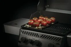 NAPOLEON Freestyle 425 DSIB Robin Schulz Edition -Webe Grill Geschaft 56426 High gloss griddle InUse Tomatos