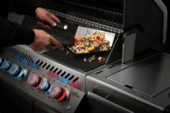 NAPOLEON Pro Griddle/Plancha Toolset, 3-teilig (70081) -Webe Grill Geschaft 70081 Planchet Set InUse Spatulas 1