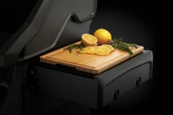 NAPOLEON Freestyle 425 DSIB Robin Schulz Edition -Webe Grill Geschaft 70113 Side Shelf Bamboo CuttingBoard InUse 1