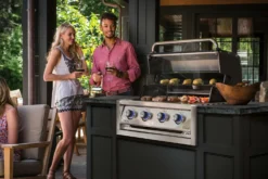 Broil King Regal 420 Built-In Einbaugrill Inkl. Grillbesteck, Gussplatte & Wokeinsatz 33 Broil King Regal 420 Built-In Einbaugrill Inkl. Grillbesteck, Gussplatte & Wokeinsatz -Webe Grill Geschaft 985652 REGAL420 LIFESTYLE 01