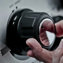 Broil King Crown 310 -Webe Grill Geschaft Crown Knob Turn 01 2