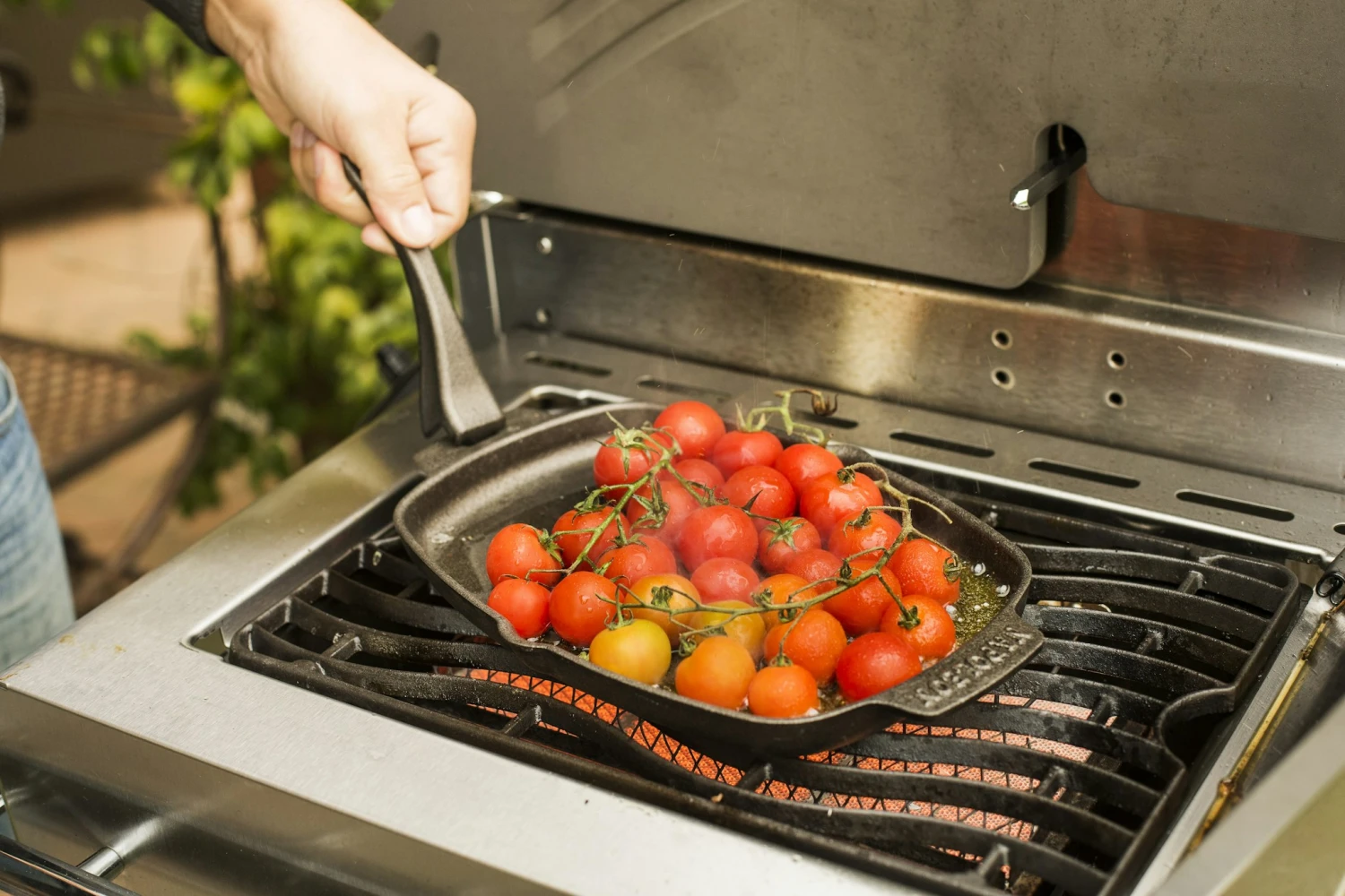 NAPOLEON Gusseiserne Pfanne Mit Holz-Untersetzer (56008) 2 NAPOLEON Gusseiserne Pfanne Mit Holz-Untersetzer (56008) – Bild 2