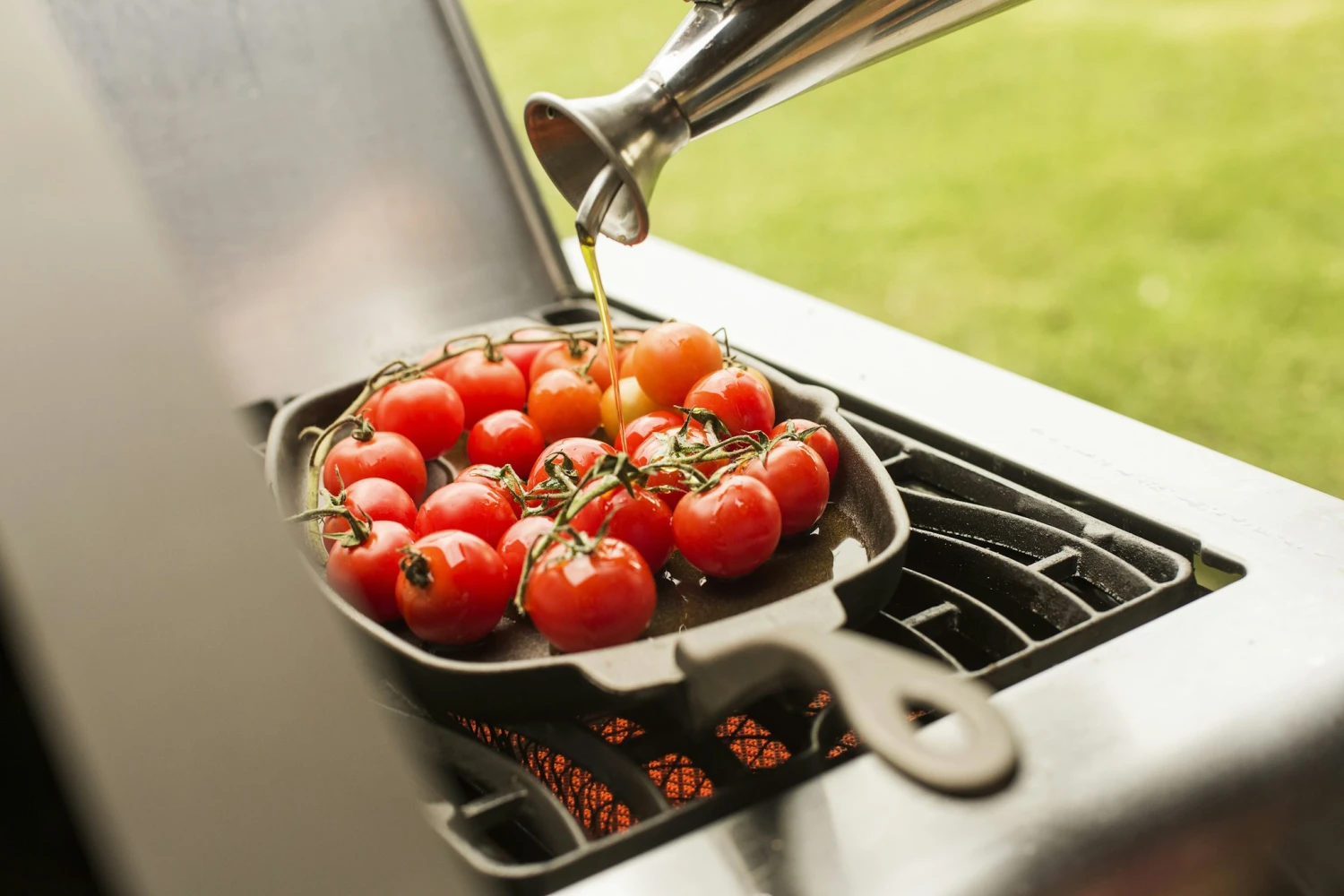 NAPOLEON Gusseiserne Pfanne Mit Holz-Untersetzer (56008) 4 NAPOLEON Gusseiserne Pfanne Mit Holz-Untersetzer (56008) – Bild 4