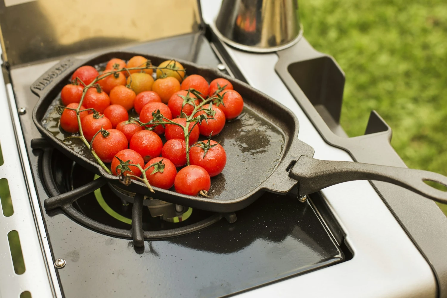 NAPOLEON Gusseiserne Pfanne Mit Holz-Untersetzer (56008) 1 NAPOLEON Gusseiserne Pfanne Mit Holz-Untersetzer (56008)