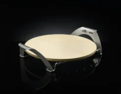 NAPOLEON PRO Pizzastein Mit Halterung Und Spiessen (70002) -Webe Grill Geschaft NAPOLEON PRO Pizzastein mit Halterung und Spiessen 4