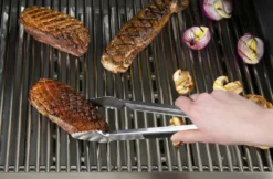 Broil King Baron Präzisionsgrillzange -Webe Grill Geschaft broil king 64036 0060162640360 PRAEZISIONS GRILLZANGE BARON KURZ LIFESTYLE 02