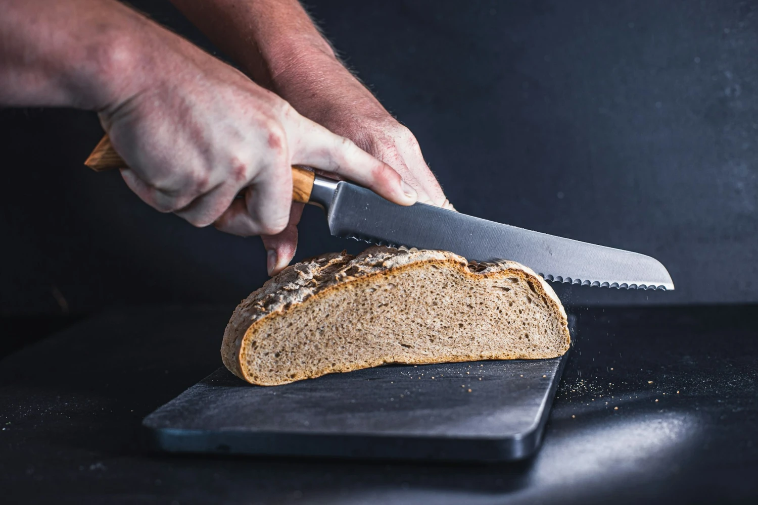 Grills.de Brotmesser Mit Olivenholzgriff 22cm 2 Grills.de Brotmesser Mit Olivenholzgriff 22cm – Bild 2