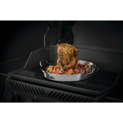 NAPOLEON PRO Edelstahl Hähnchen-Halterung (56067) -Webe Grill Geschaft napo 56067 Premium Chicken Infusion Roaster In Use Chicken