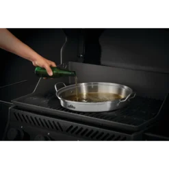 NAPOLEON PRO Edelstahl Hähnchen-Halterung (56067) -Webe Grill Geschaft napo 56067 Premium Chicken Infusion Roaster In Use PouringBeer